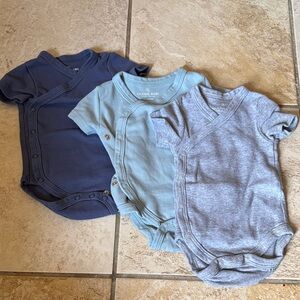 Goobie Baby Set of Three Baby Onesies in Blue and Gray